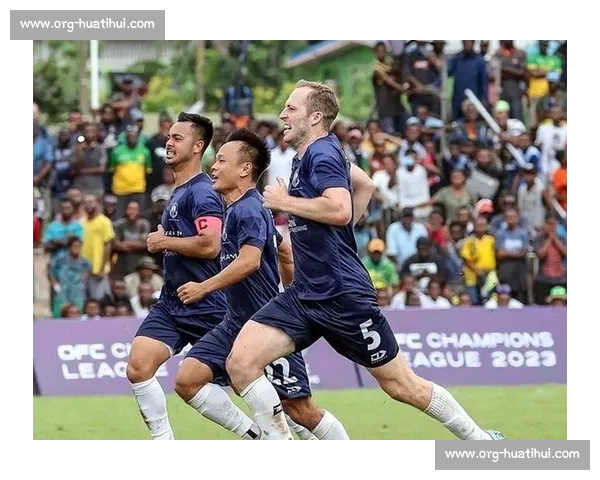 李明携子亮相世俱杯!高颜值父子同框引热议 李明携子亮相世俱杯!高颜值父子同框引热议